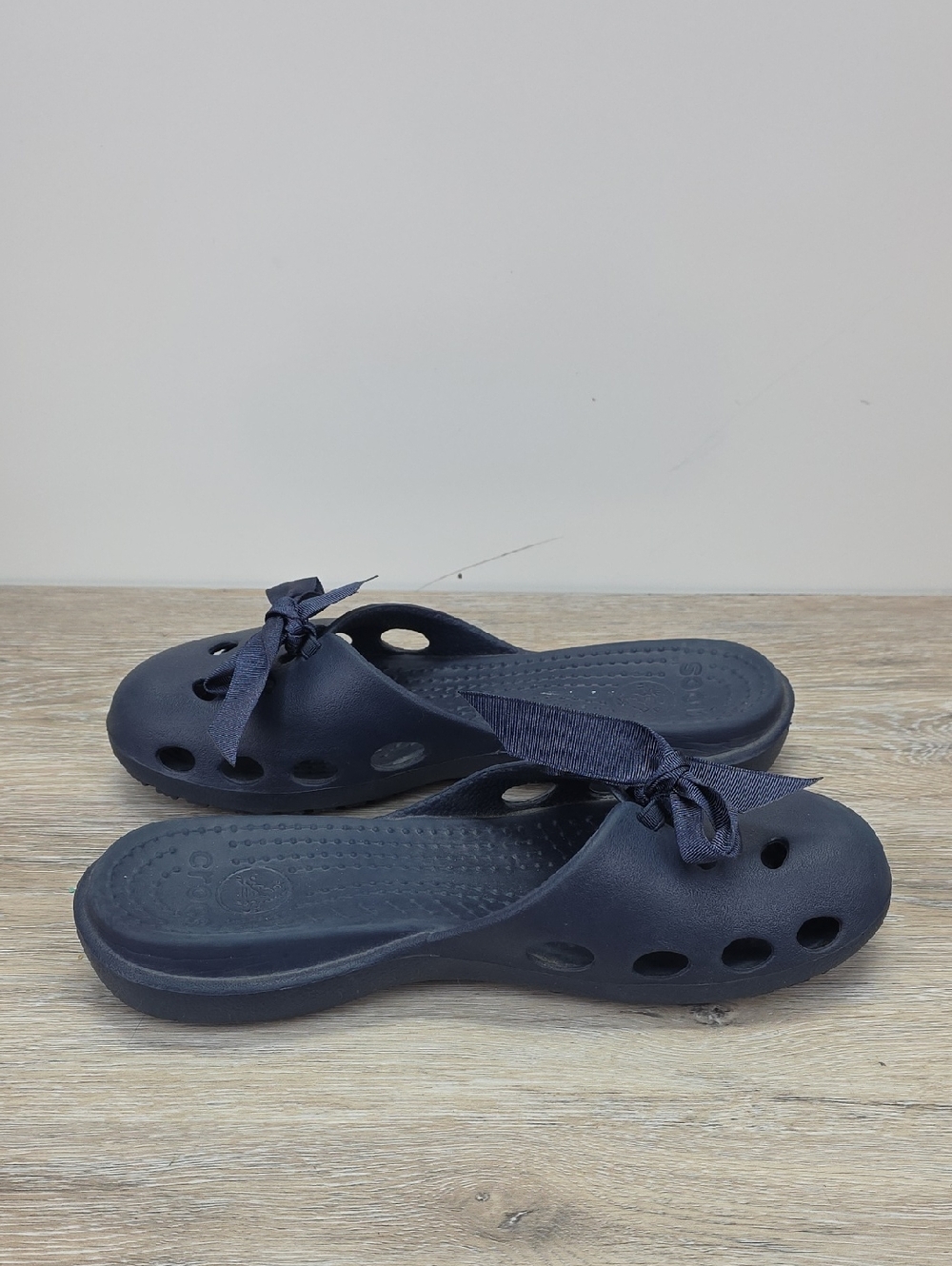 Crocs Womens Audrey Hallmark Navy Blue Slip-On Mule Clog w/Bow Sandals Sz 10 - Picture 2 of 12